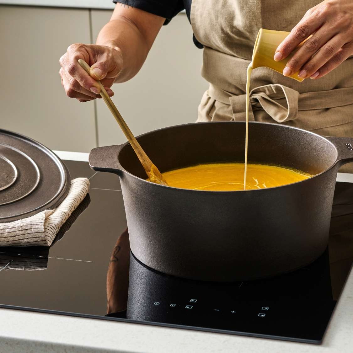 Gusseisenbräter 28 cm + Griffschutz Duo schwarz - Image 4