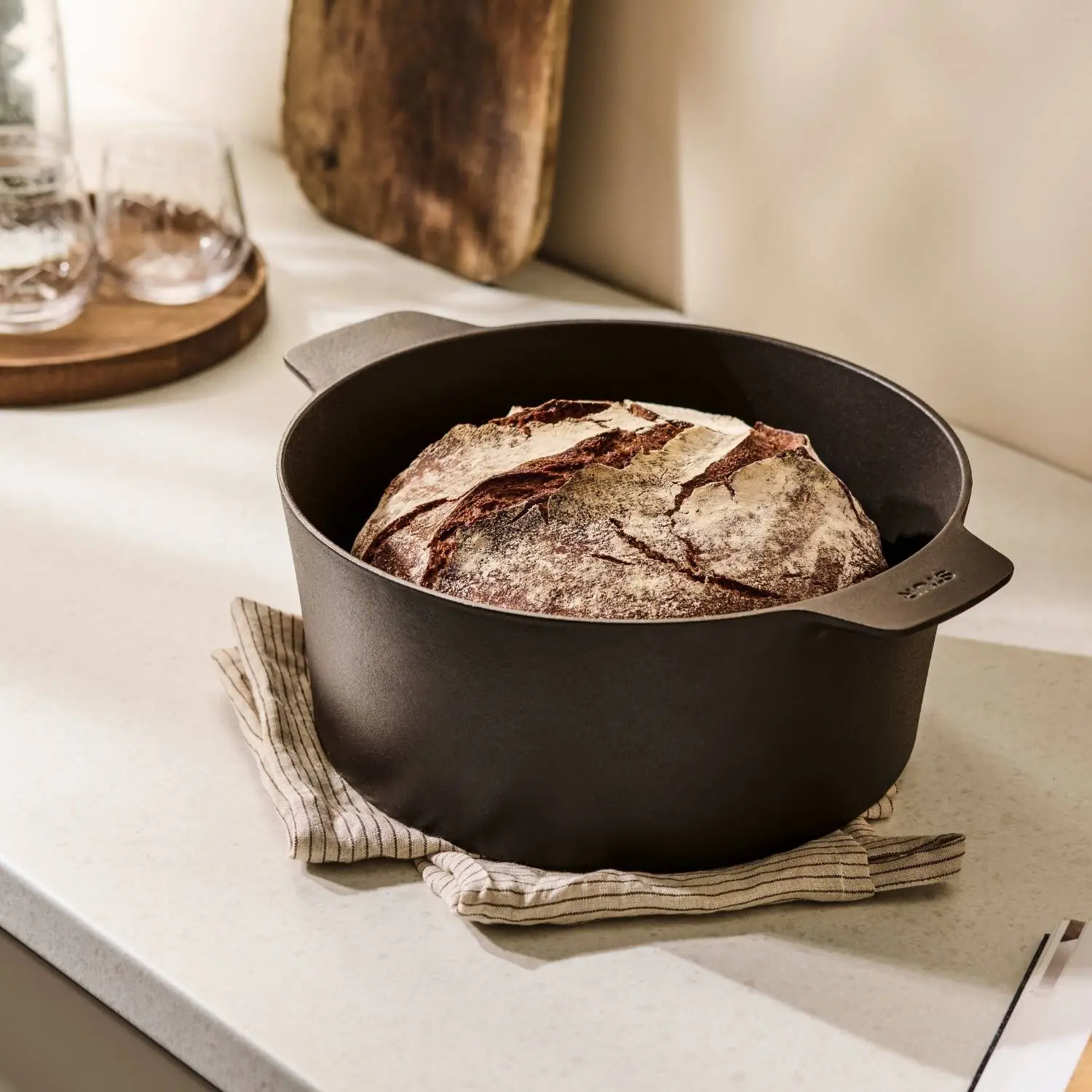 Gusseisenbräter 28 cm + Griffschutz Duo schwarz - Image 5