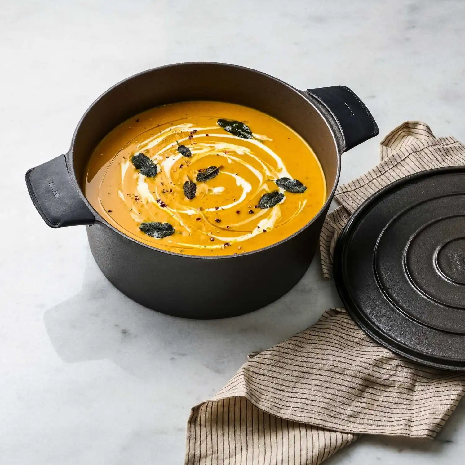 Gusseisenbräter 28 cm + Griffschutz Duo schwarz - Image 7